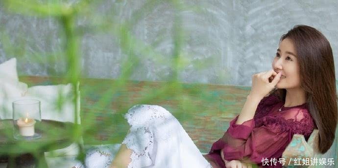 林心如穿衬衫裙现身, 扎起高马尾的她, 瞬间美成了20岁辣妈!