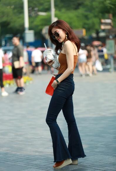 穿紧身喇叭裤小姐姐，秀出优美的身姿显得很美很迷人！