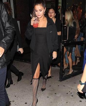 赛琳娜前往时装周，穿开叉裙好性感，不去看秀先去餐厅喝果汁？