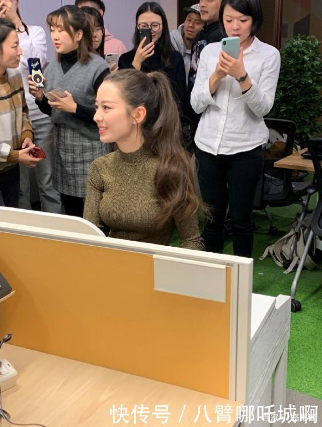  [吉娜的身材]有一种绝美叫穿修身衣的吉娜！惊艳腰胸比不输超模，一般人扛不住