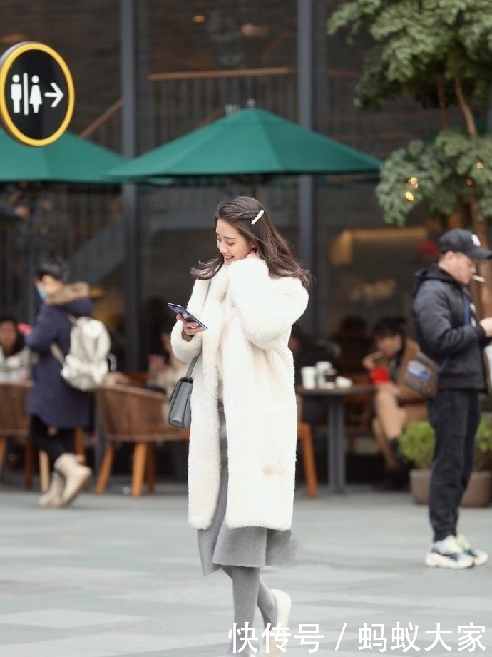 皮草:街拍美女:时尚魅力的小姐姐,简约不简单的穿搭,尽显女神范儿!