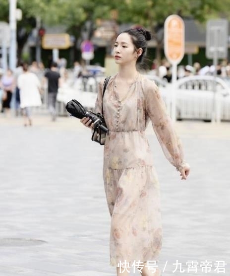 『优雅』街拍:雪肤花貌的小姐姐,一条黑色的吊带连衣裙,时尚优雅女人味