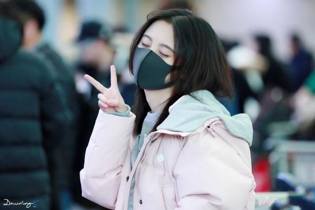 鞠婧祎太有心机了！竟拿身边的胖妞比瘦，网友：知道你才76斤哇！