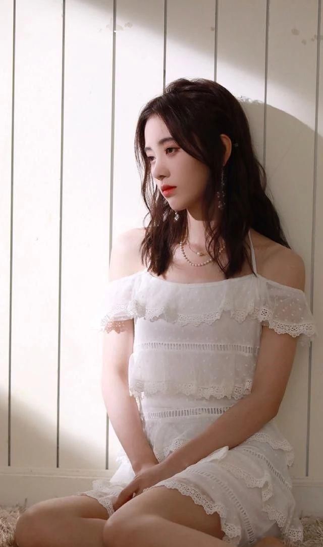 矮个■鞠婧祎小矮个也是挺漂亮的！谁说身材娇小兜不住西装？这样真帅
