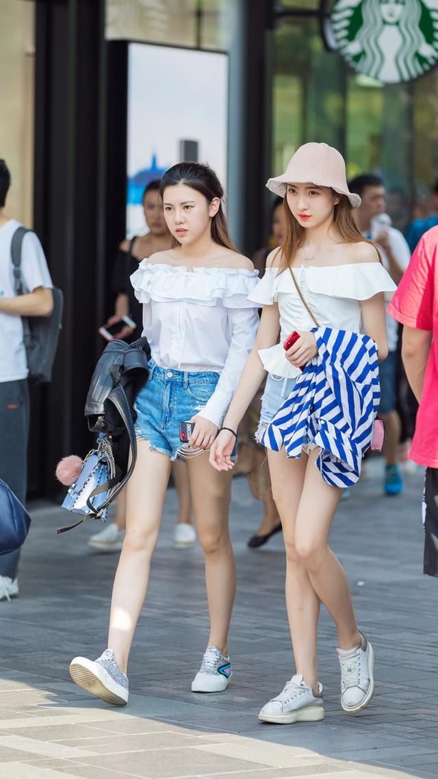 街拍，街头风格多样又清新的穿搭，汇成了一场时尚街头秀!