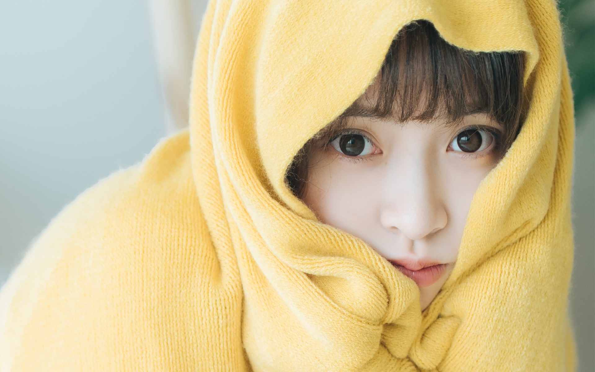 白色T恤短发少女的慵懒写真