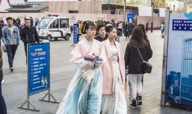  【难道】满大街的汉服小姐姐，难道我穿越了？网友：那个紫衣仙女我要了！