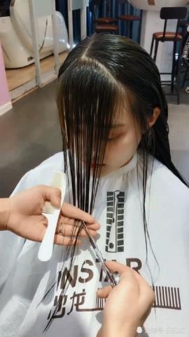 脸型微胖的小姑娘想改变一下自己的形象，剪了个网红刘海后美的让