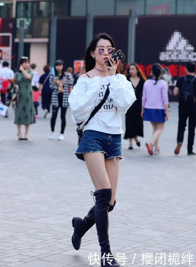 气质|路人街拍:美女搭配一条半身裙,清清爽爽的很显气质