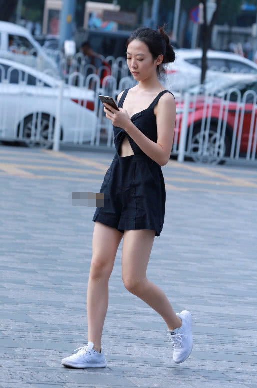 知性小姐姐吊带连体衣大秀饱满身材，一路低头玩手机尽显熟女范儿