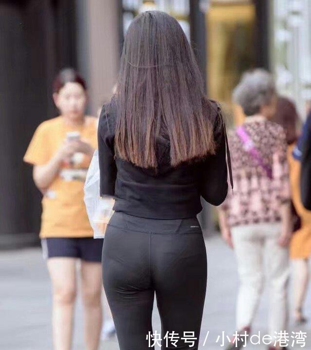 紧身打底裤很简单，但是穿上出街很有范哦