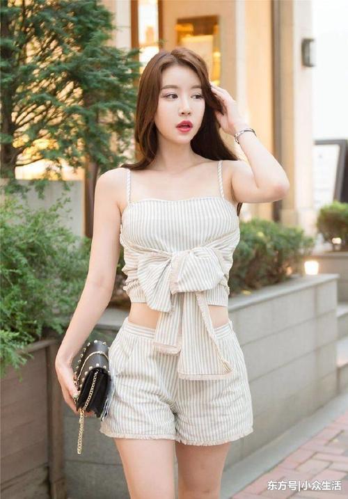 街拍：看身材是一个十足的健身达人!小姐姐瑜伽裤展现魅力身材