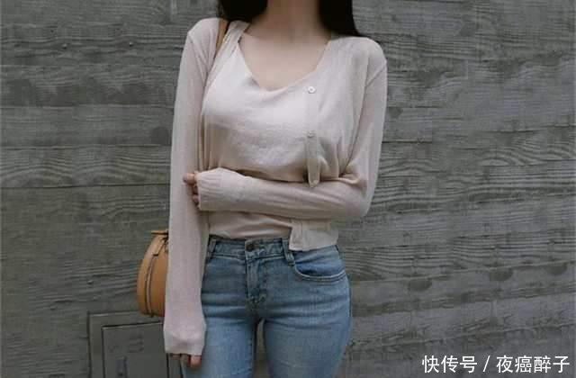  [女人味]街拍：紧身牛仔裤，穿出时尚女性的美感，增添别致的女人味！
