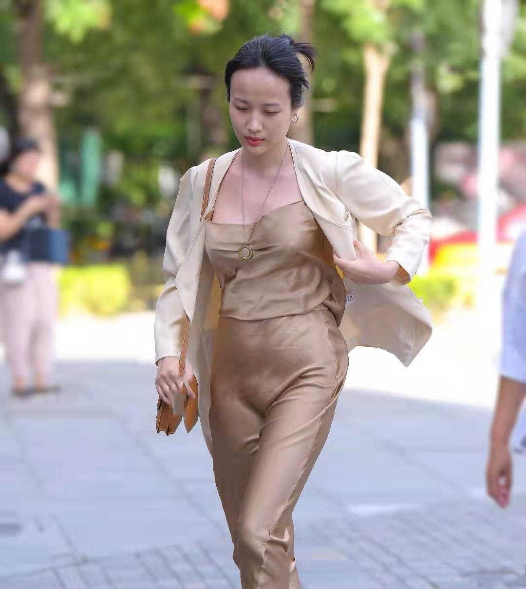 布料■穿搭摄影:绸缎确实比一般的布料穿着更舒适