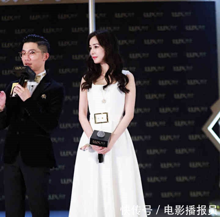 31岁宋茜和32岁杨幂同穿白色连衣裙,导购和总裁的气质差距