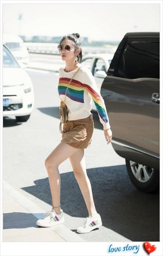 唐艺昕胆肥了!浑身只穿一件西装,网友:我就不信张若昀不介意?