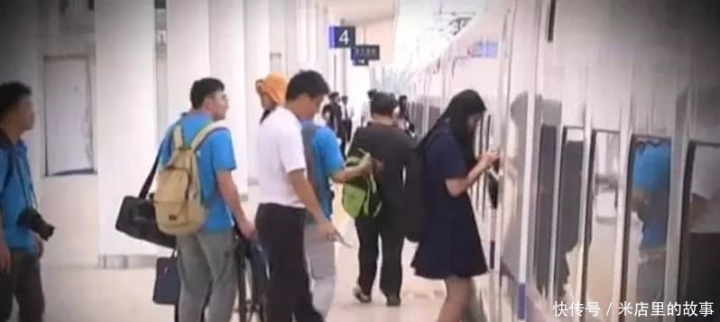 高铁动车出现“一座多票” 乘客表示很尴尬