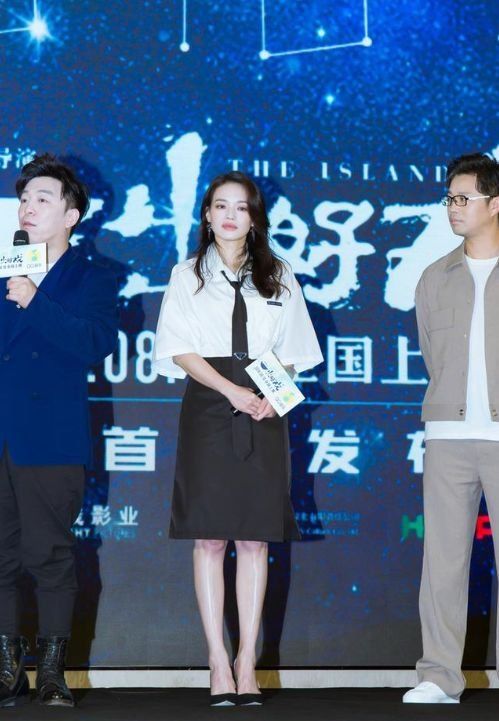 舒淇现身活动,仅穿简单的白衣黑裙竟如此惊艳,42岁美成20岁