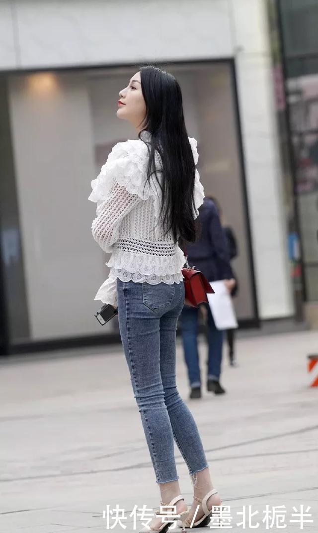 『小姐姐』街拍:美女小衫搭配上一双尖头的高跟鞋,让她的双腿显得修长