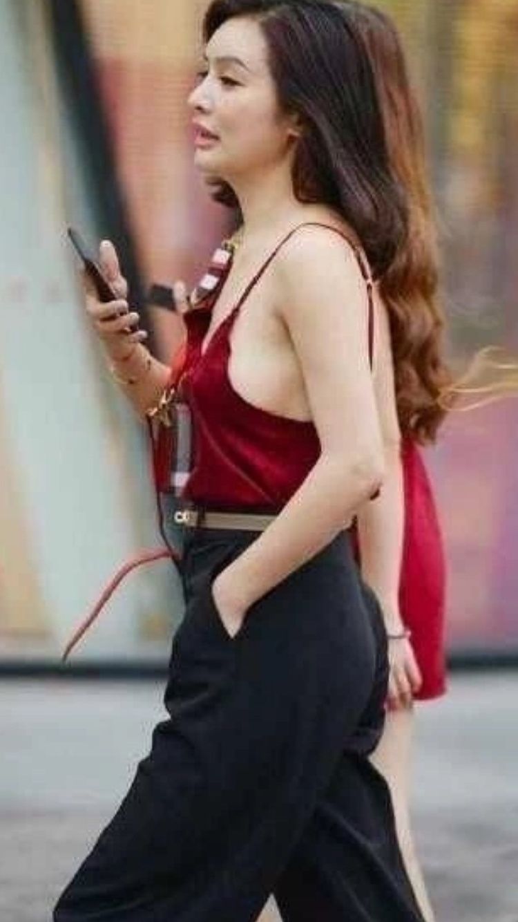 街拍 成熟美少女 用一条吊带连衣裙 证明自己还是那么的风韵犹存