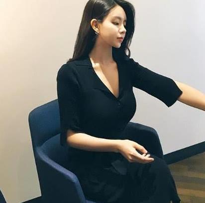 33岁的瑜伽辣妈，穿包臀裙秀曲线，网友：挪不开眼！