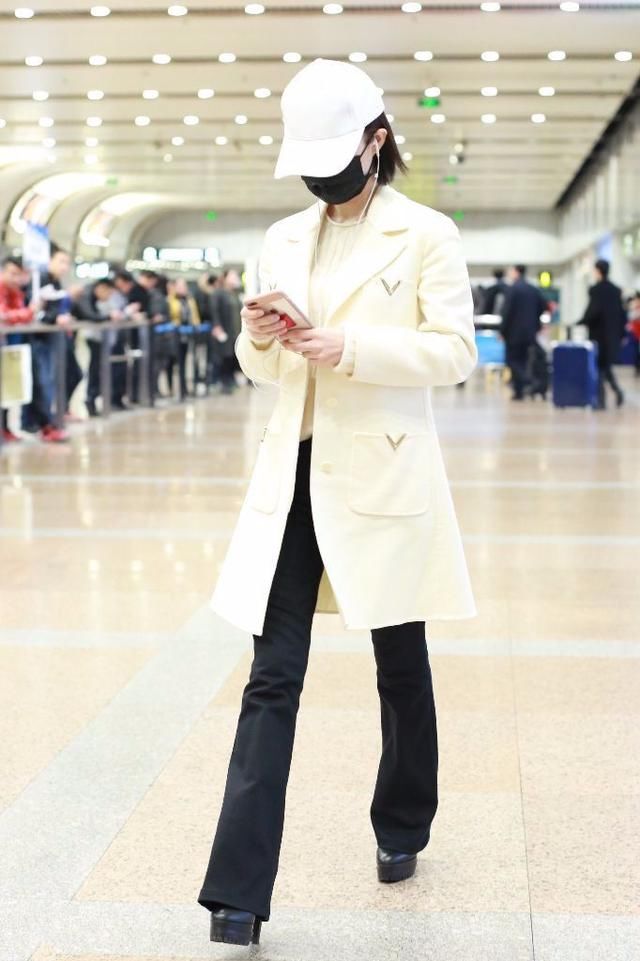 舒畅白色紧身裤都敢穿，真自信！只不过这款式是10年前的吧？