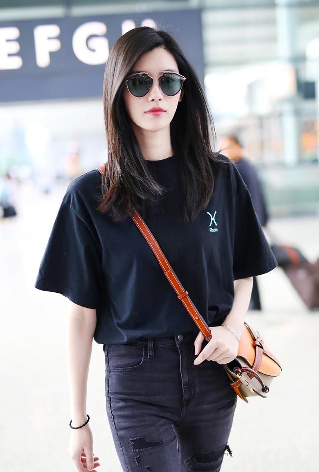 背同款包包出行，刘雯随性奚梦瑶酷帅，穿红裙的蔡依林居然有点甜