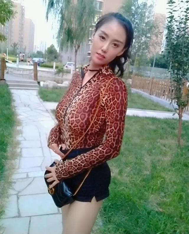 豹纹衣使网红小姐姐魅力升华，这身材迷人极了
