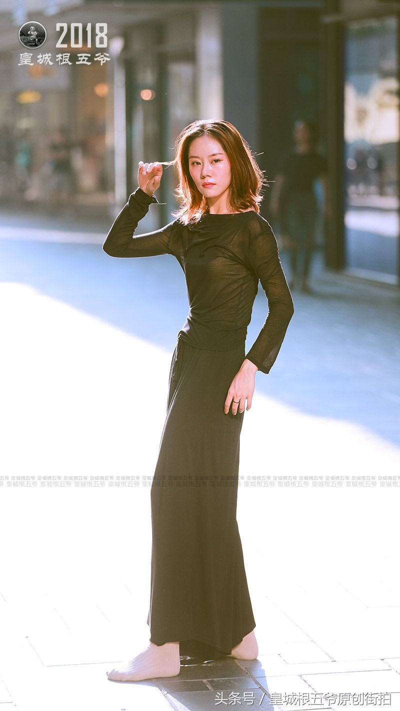 街拍:如何在炎热的夏季穿出清凉和时尚，是时下最热门的话题