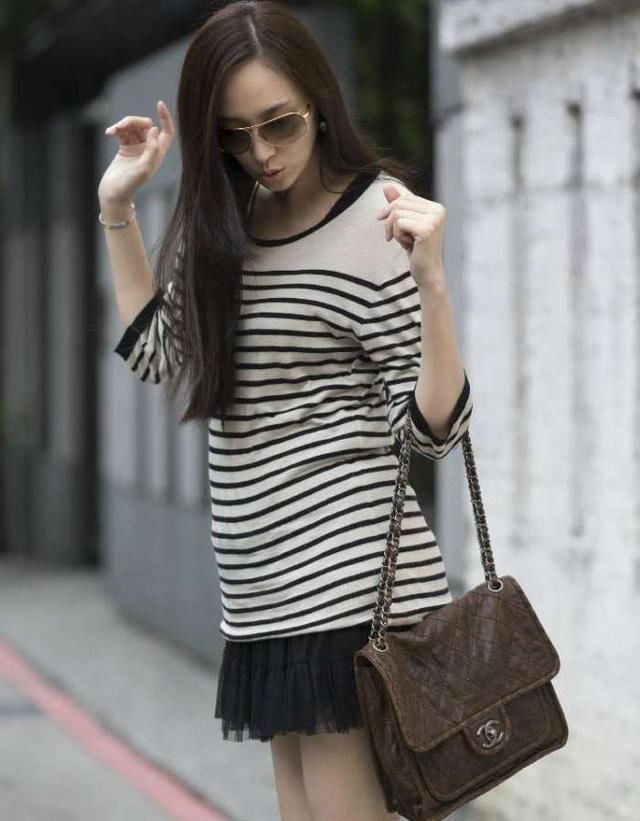 吴佩慈双腿张得真开,包都挡不住了,网友:难怪挤不进豪门!