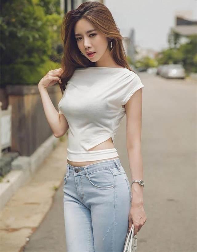 成熟优雅的紧身牛仔裤小姐姐，穿衣搭配显得十分有气质