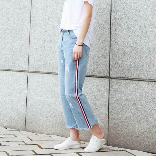 少女对时尚酷感的向往，一条牛仔裤就满足，玩转街头潮流穿搭