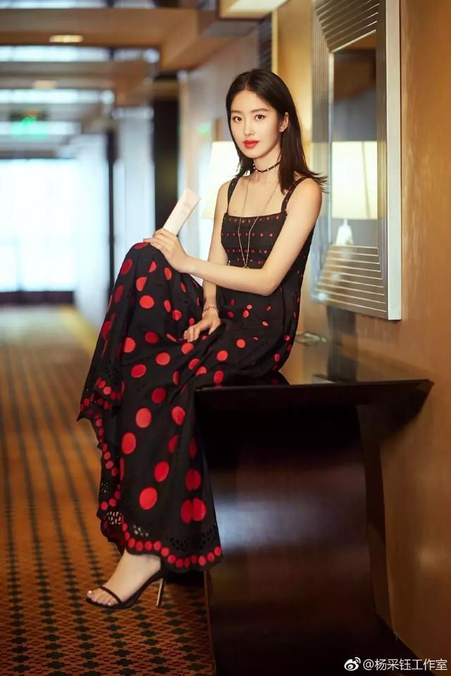 解锁天鹅颈，靠穿衣也能有!试试吴宣仪宋茜的“秀肤”穿搭