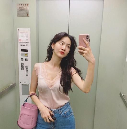 【少女的感觉】车模:露背装不是谁都能穿的,只有肤质好的小姐姐才能驾驭得了