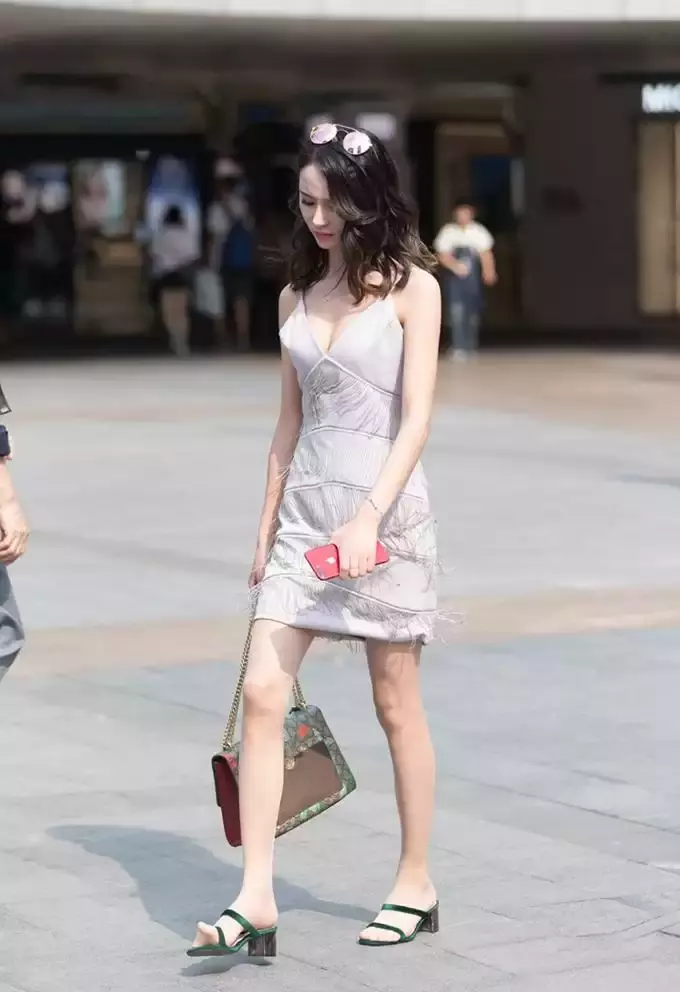 路人街拍，时不时尚看穿搭，穿的简单照样有女神美!