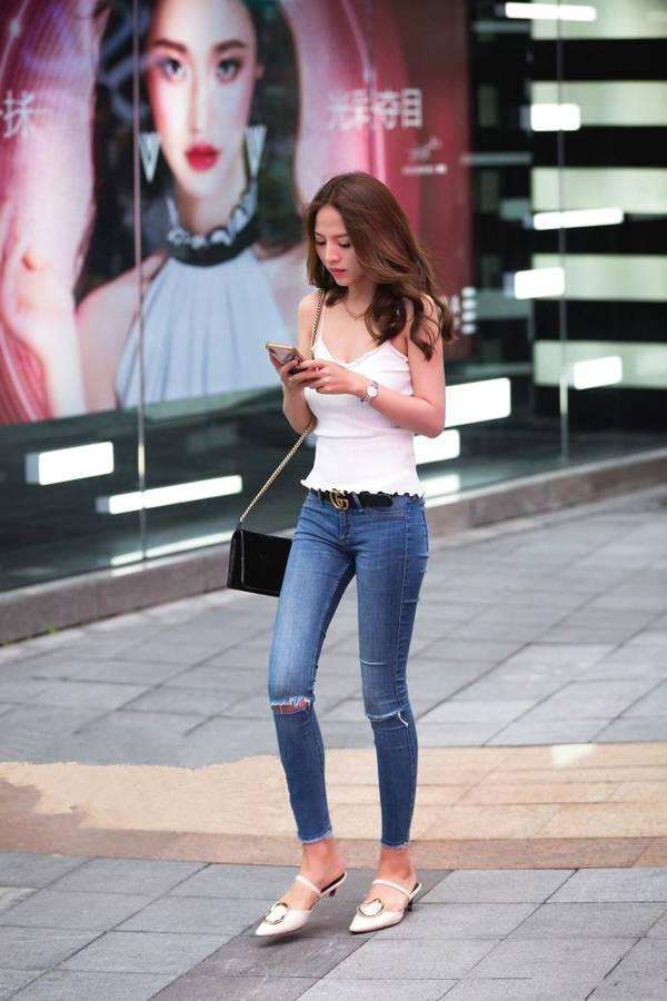 街拍: 大长腿美女好像明星一样, 看美女很优雅的穿搭真是“养眼”