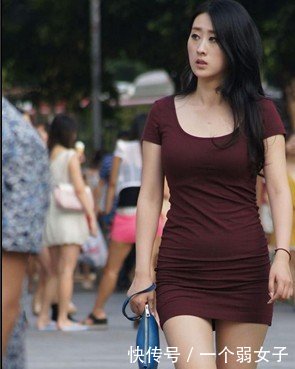 街拍街上的小姐姐穿着性感又时尚，总能吸引路人眼球！