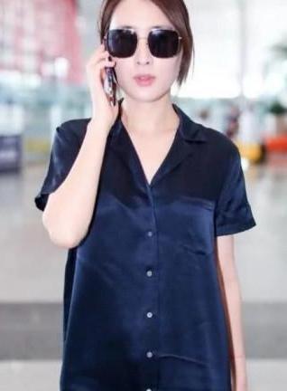 马苏也是“真性情”，出门脚踩拖鞋只穿“睡衣”，网友：欣赏不动