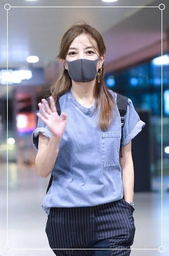 赵薇连这么紧身的裤子都穿的进去，对自己真狠！网友：显腿细呗！