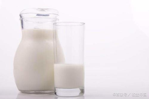 52岁大妈皮肤像20岁,睡前含维生素C丰富的食物,皮肤水嫩