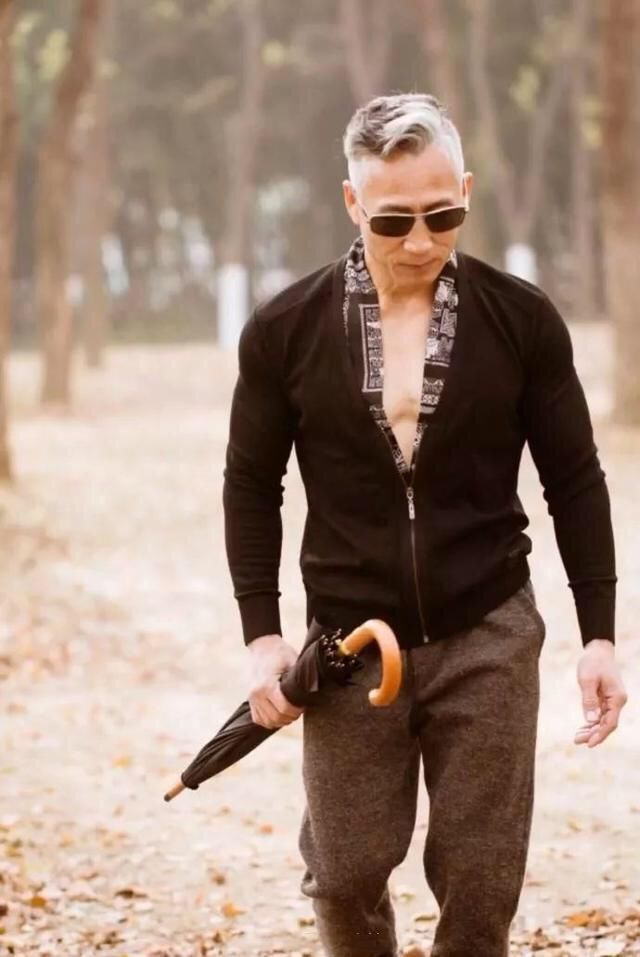 六旬中国大爷一夜爆红米兰时装秀,圈粉无数,秒杀网红小鲜肉