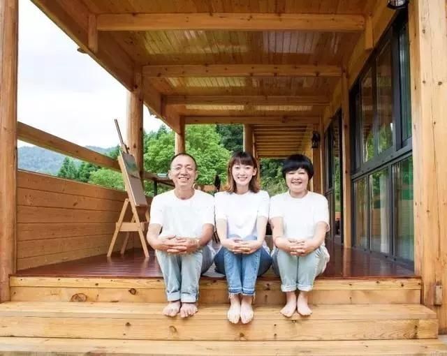  老桥@52岁的他为健康养老，跑大山里盖木屋，过上让人艳羡的生活