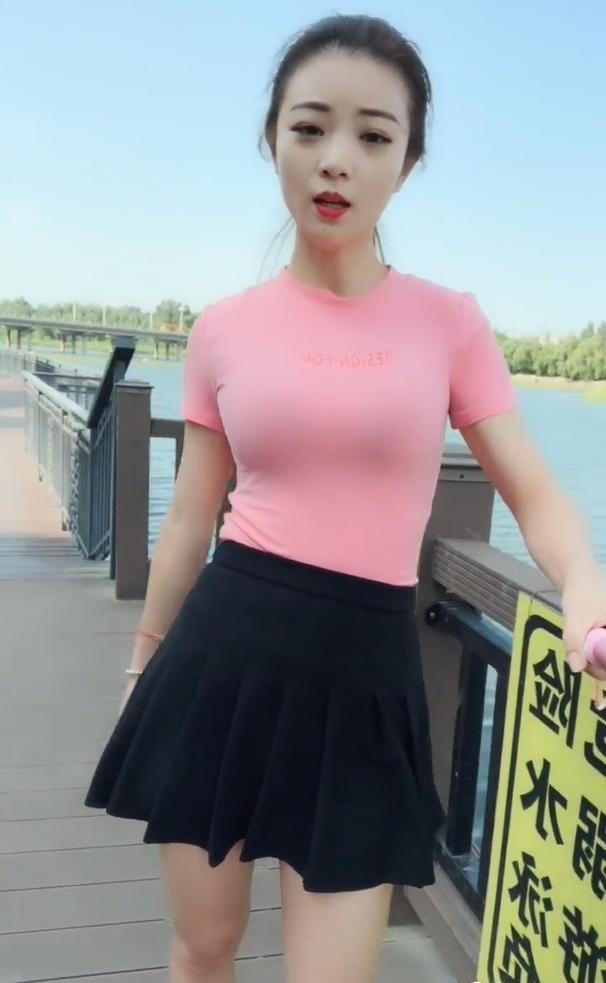 一脸青涩模样的小姐姐，浓妆艳抹干扰了她的气质