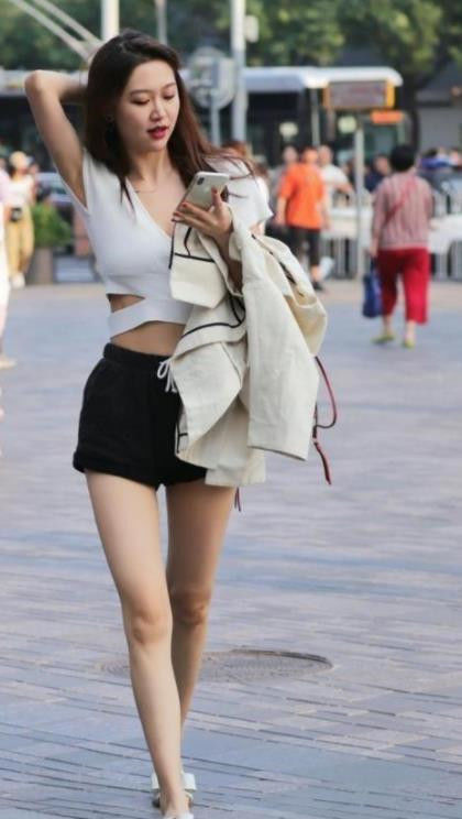 吊带|街拍:美女白色吊带长裙配高跟鞋,成熟有魅力,时尚知性