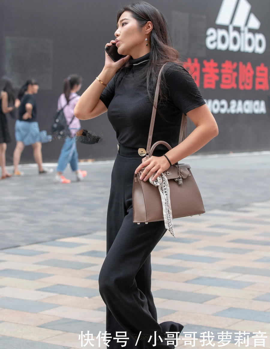 微胖熟女黑色紧身装穿出了完美身材，走起路来都是成熟女人味儿