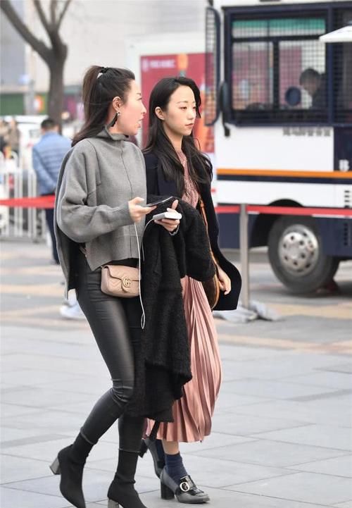 【自信】紧身皮裤显身材曲线,也是对自己自信的表现,搭配高跟鞋更显气质