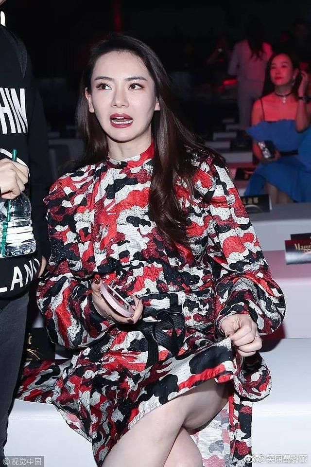 戚薇花裙好美，掀裙子太豪迈了吧!张馨予一身白两人保持距离!