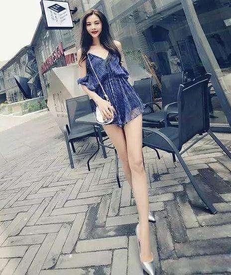 紧身牛仔裤经典又时尚，让你尽显曲线身材，穿起来挺括有型