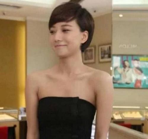 王珞丹太拼了，裙子短到需要助理用手挡着，网友：大开眼界啊！