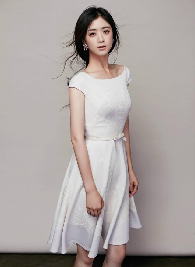 蒋欣撞衫王子文，一个似超模一个矮胖挫，网友：娘娘看了要气死